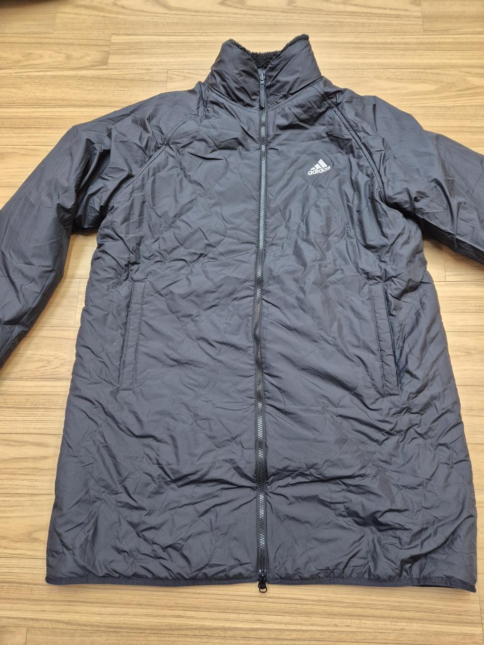 아디다스 양면 롱 코트 XL사이즈 판매합니다. 겉감은 블랙 색상이고, 안