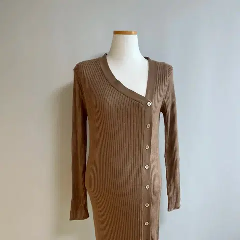 [새상품] 모아니 사선 골지 니트 원피스 브라운