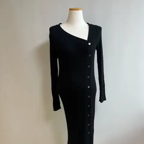 [새상품] 모아니 사선 골지 니트 원피스 블랙