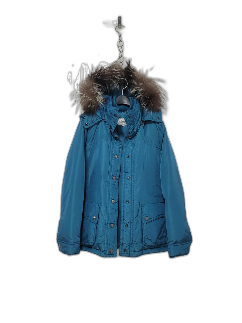 아디다스 사선 디자인 오리털 패딩입니다. 후드 안쪽은 와인색으로 포인트를