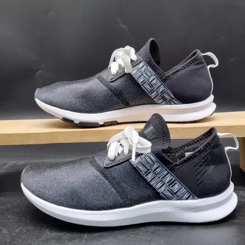 뉴발란스 퓨얼코어 운동화225