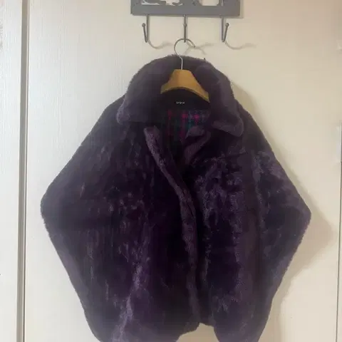 한섬 오즈세컨 퍼플 인조 퍼 망토 케이프