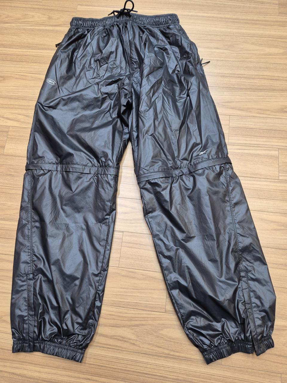 블랙 색상의 리복 트레이닝 바지입니다. 사이즈는 L이고, 허리둘레는 72