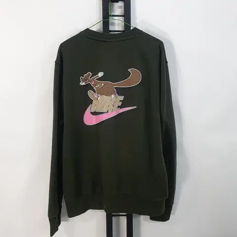 나이키 맨투맨 캐릭터 프린팅 기모 카키 L