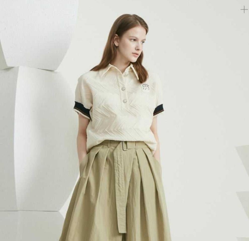 한섬 타임 2021 배색 립라인 텍스처 반팔 블라우스 F사이즈