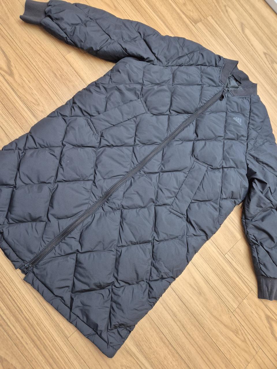 아디다스 여성 롱 봄버 패딩 L사이즈입니다. 엉덩이 덮는 기장이고, 얇은