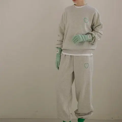 [새상품] 오트밀 하트 레터링 기모 맨투맨 조거팬츠 겨울셋업 트레이닝세트