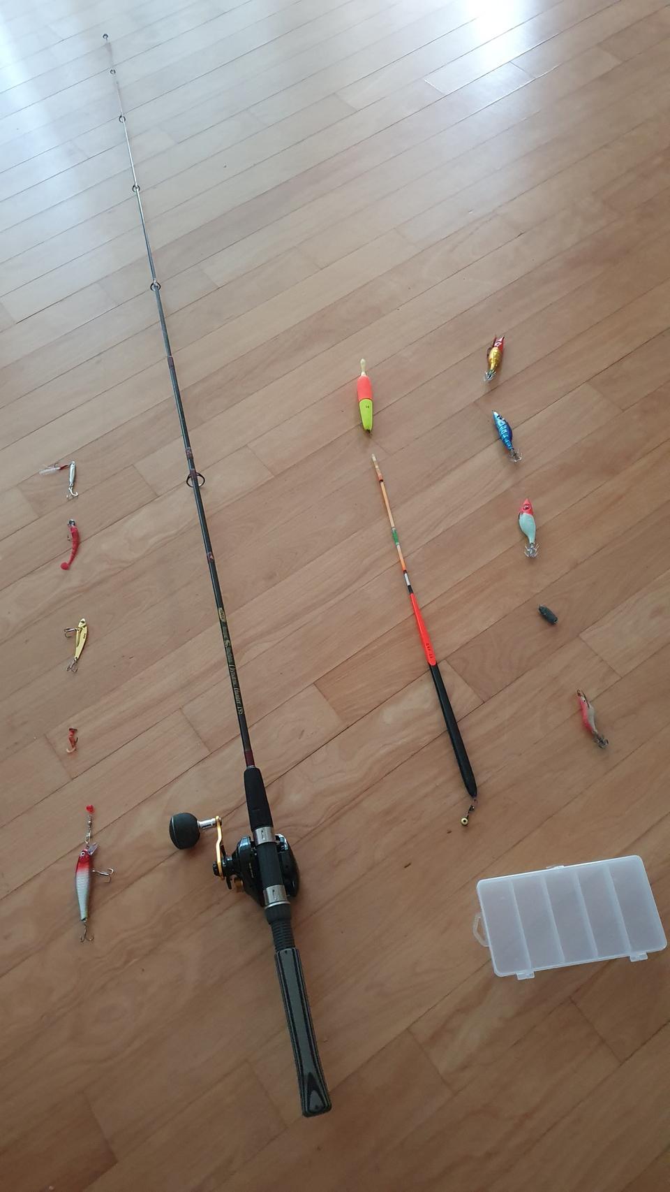루어 낚시대 + 낚시릴 + 루어/에기 세트+각종찌를함께판매합니다^^