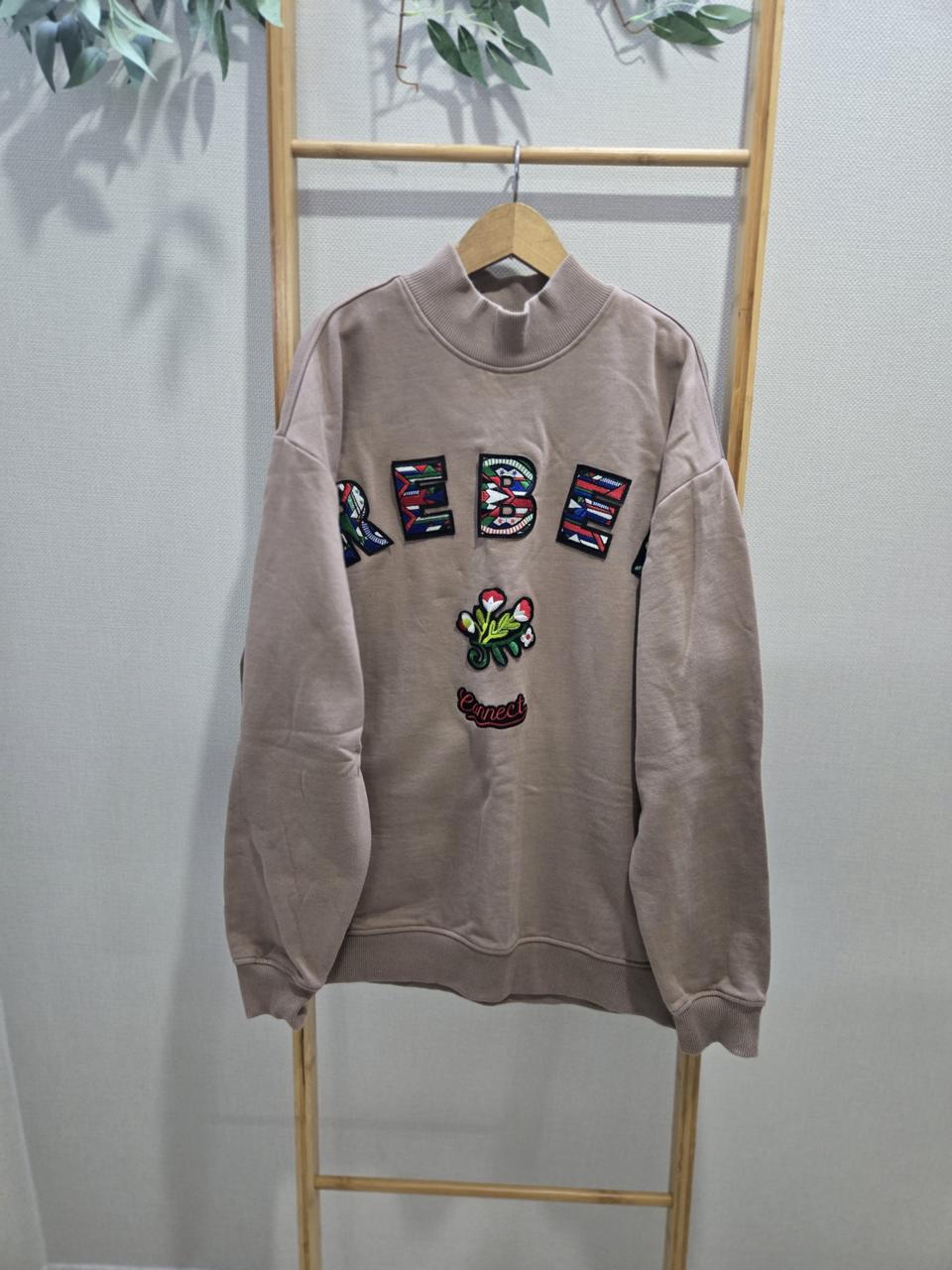 모카브라운 자수패치 맨투맨