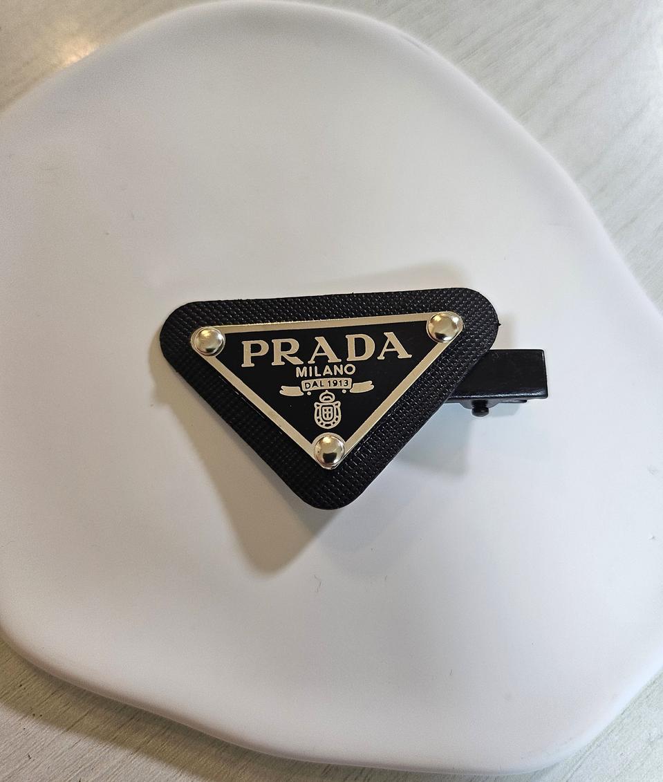프라다 업사이클링 사피아노 블랙 헤어클립