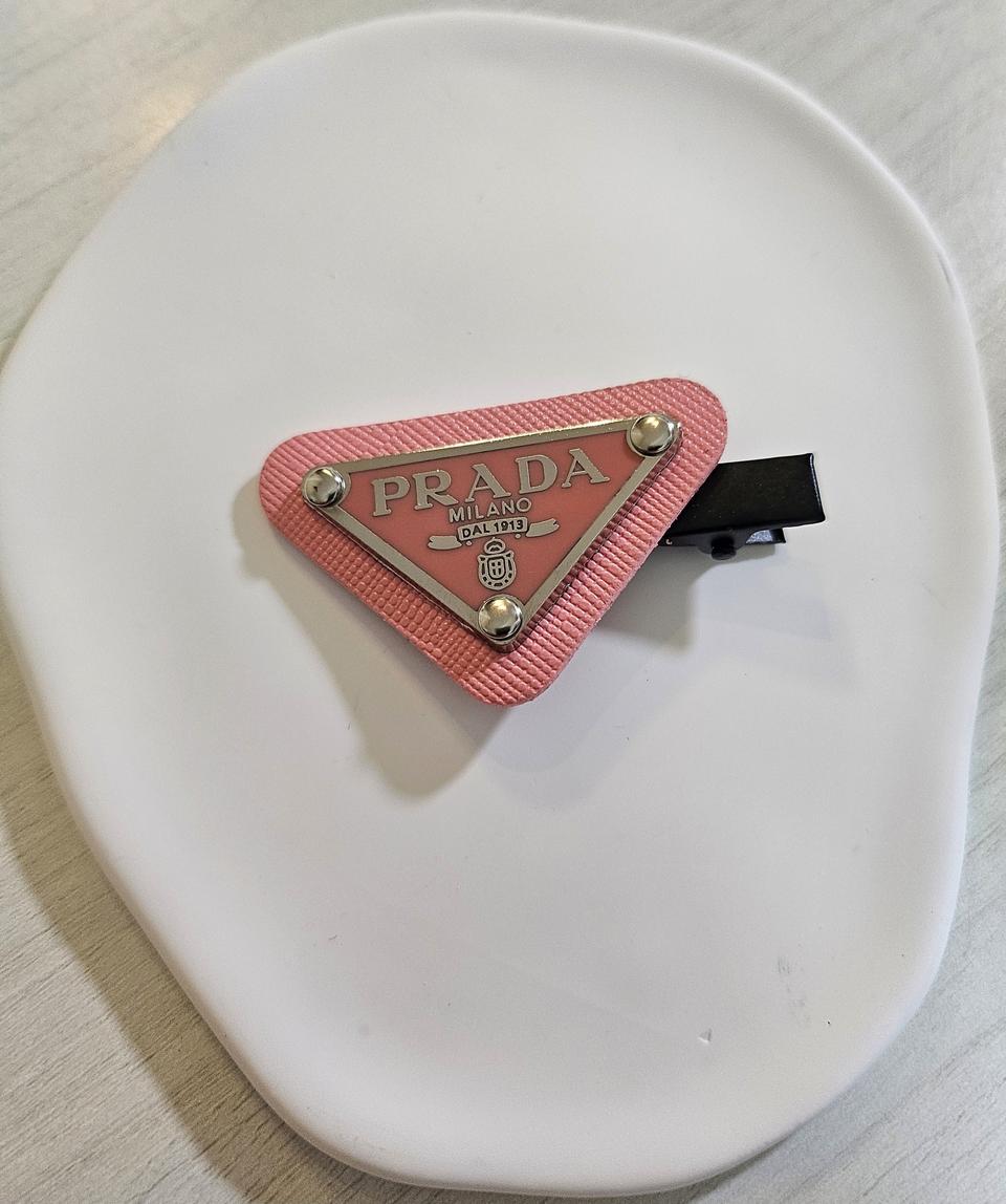 프라다 업사이클링 사피아노 핑크 헤어클립