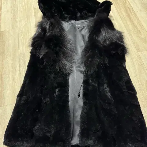 온앤온 블랙 퍼 조끼