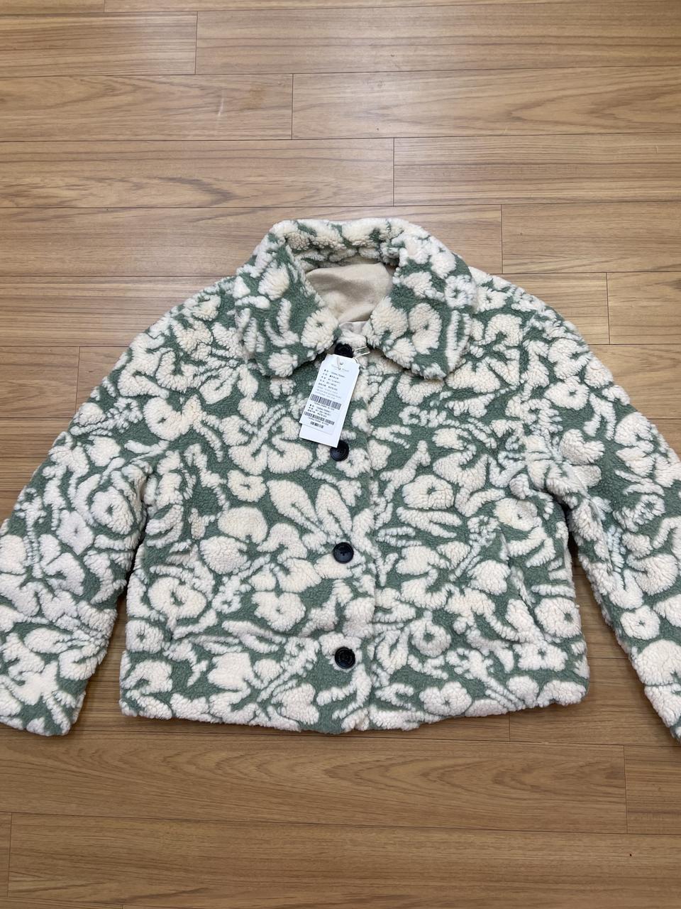 택 달린 새 상품 Thursday Island 뽀글이 자켓입니다. 독특한