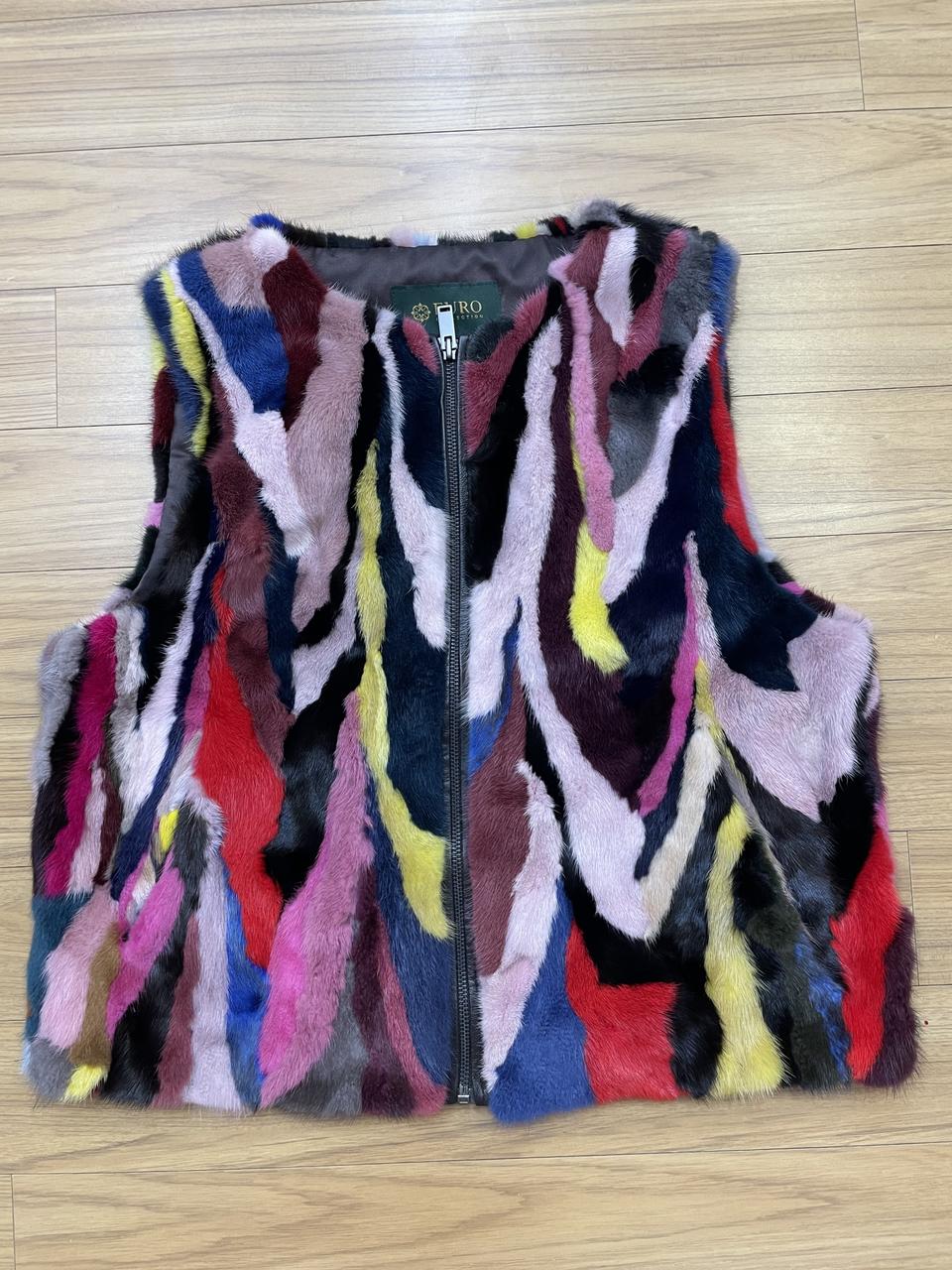 컬러풀한 유로 컬렉션 밍크 모피 조끼입니다. 독특한 색감 조합이 돋보이는