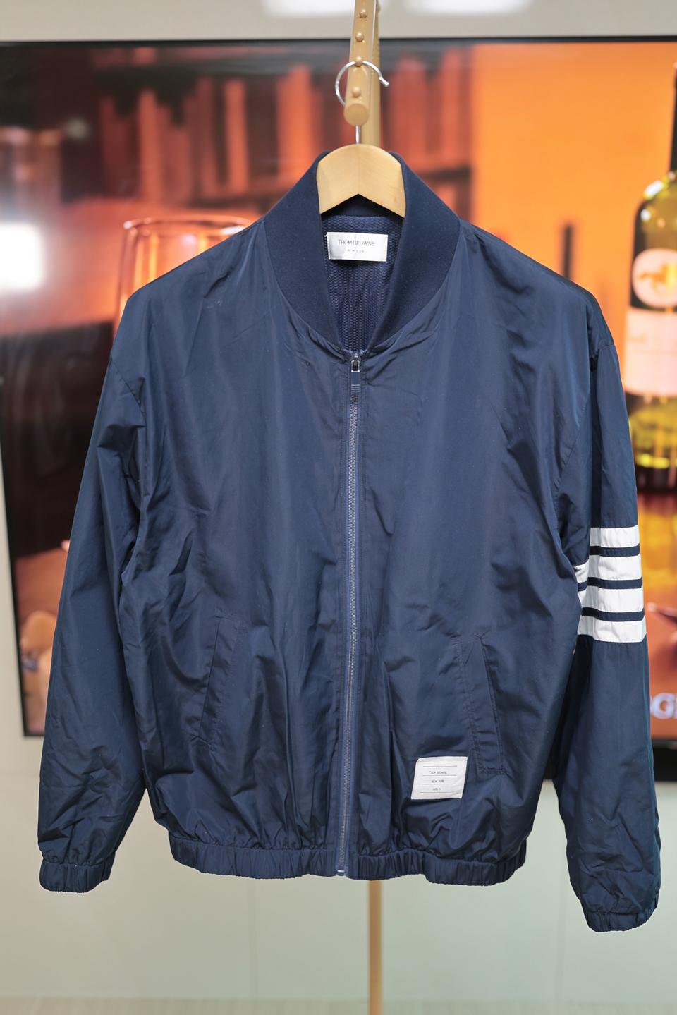 가볍지만 존재감 무거운 톰브라운 윈드브레이커
