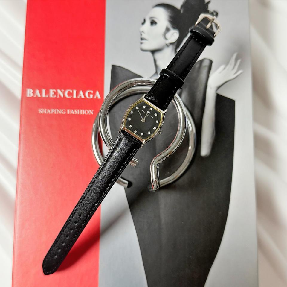 발렌시아가 빈티지 라운드 쿠션케이스 시계