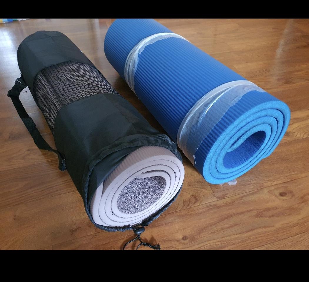 요가매트 도톰함 보관가방 있음 편하게 쓰실분 5천원 파랑색 요가매트는 덤