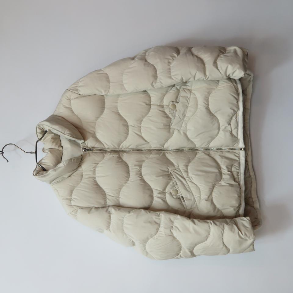 크림베이지 물결 퀼팅 경량 다운 패딩
