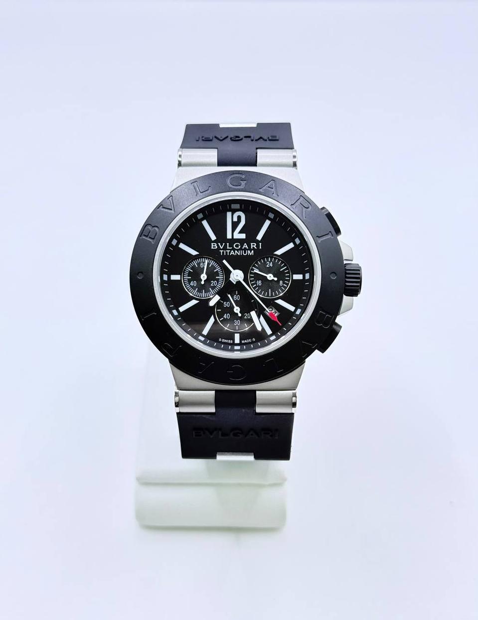 불가리 티타늄 크로노그래프 블랙다이얼 워치