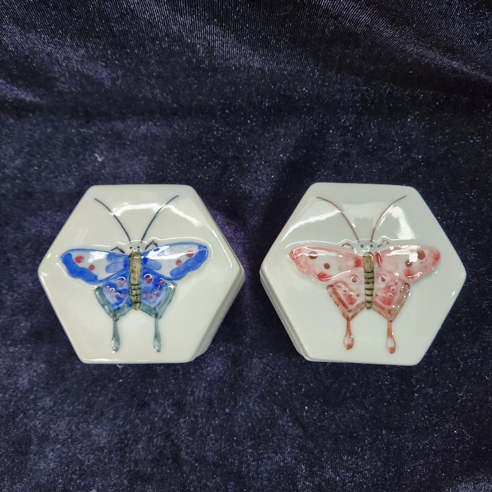 우일요 은전 김익영 청홍 양각오색백자 육각 나비함 2점. 설명 꼭 참조.