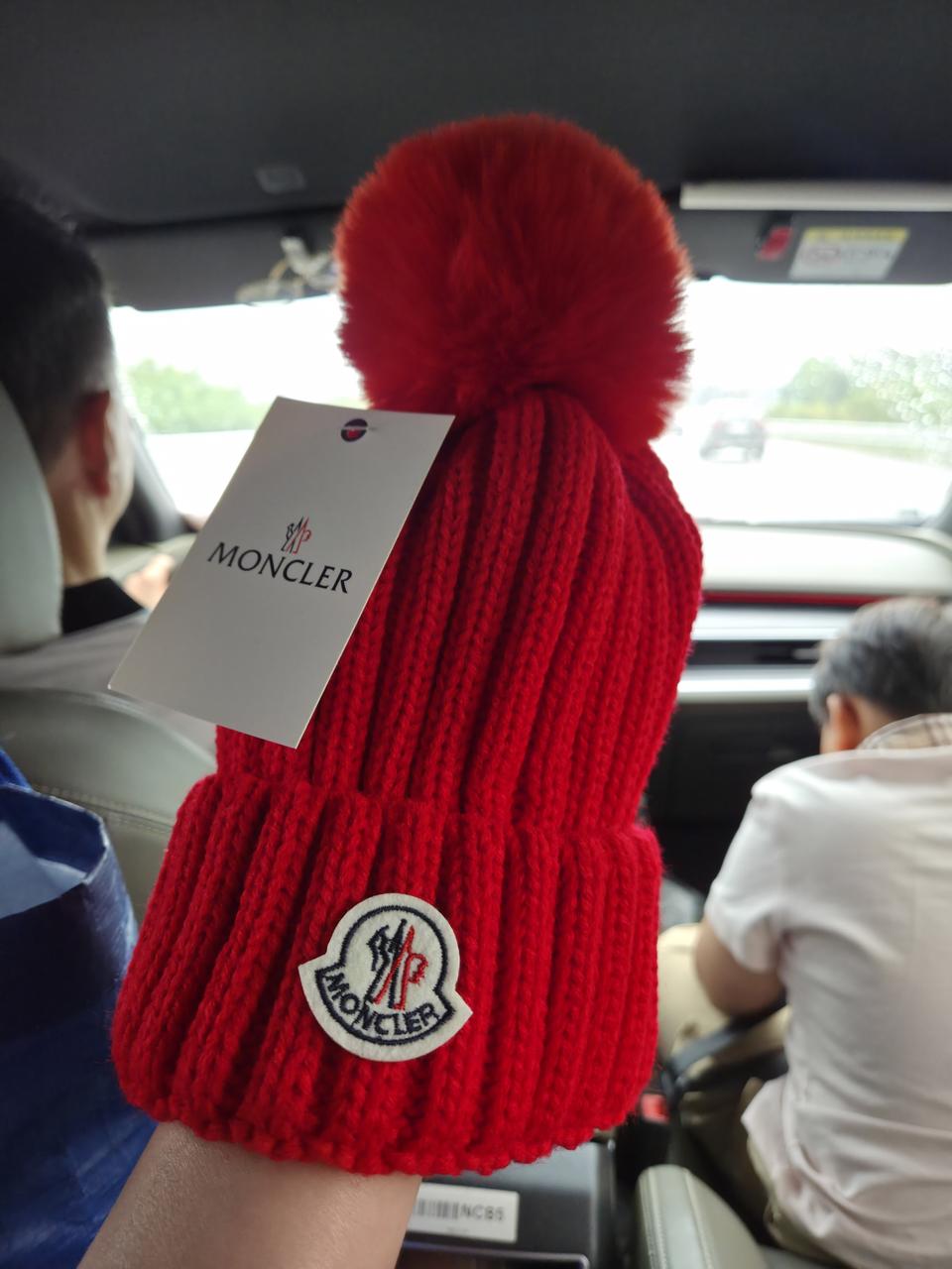 몽클레어 방울모자