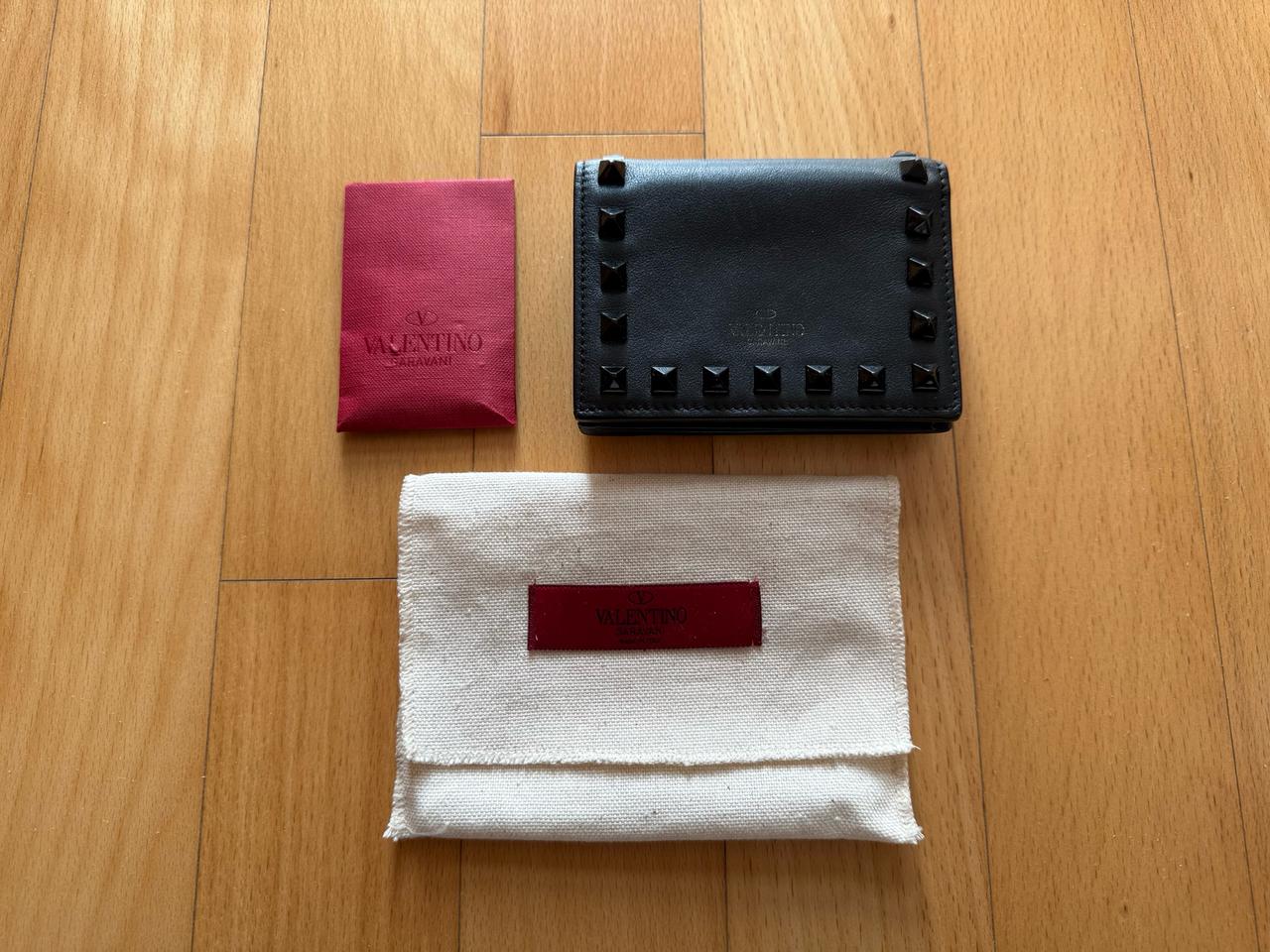 발렌티노 VALENTINO 지갑 중지갑 지퍼돌이 스터드 반지갑 명품지갑