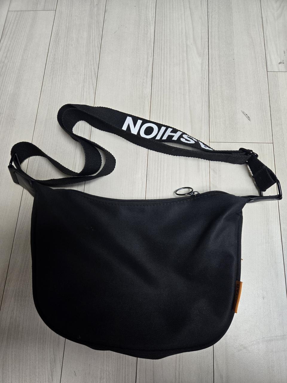 새제품   크로스백