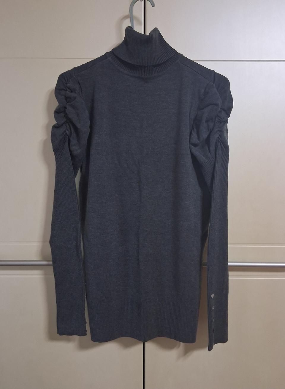 여성 회색 퍼프 소매 목폴라 니트