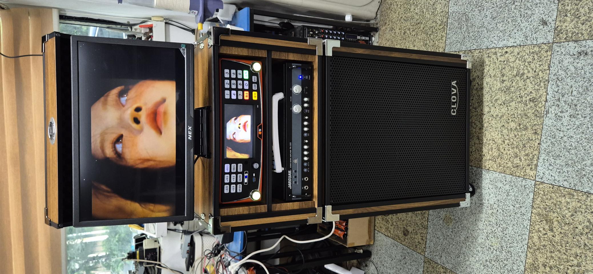 TJ B80 모니터 분리형 이동식 노래방 판매합니다.