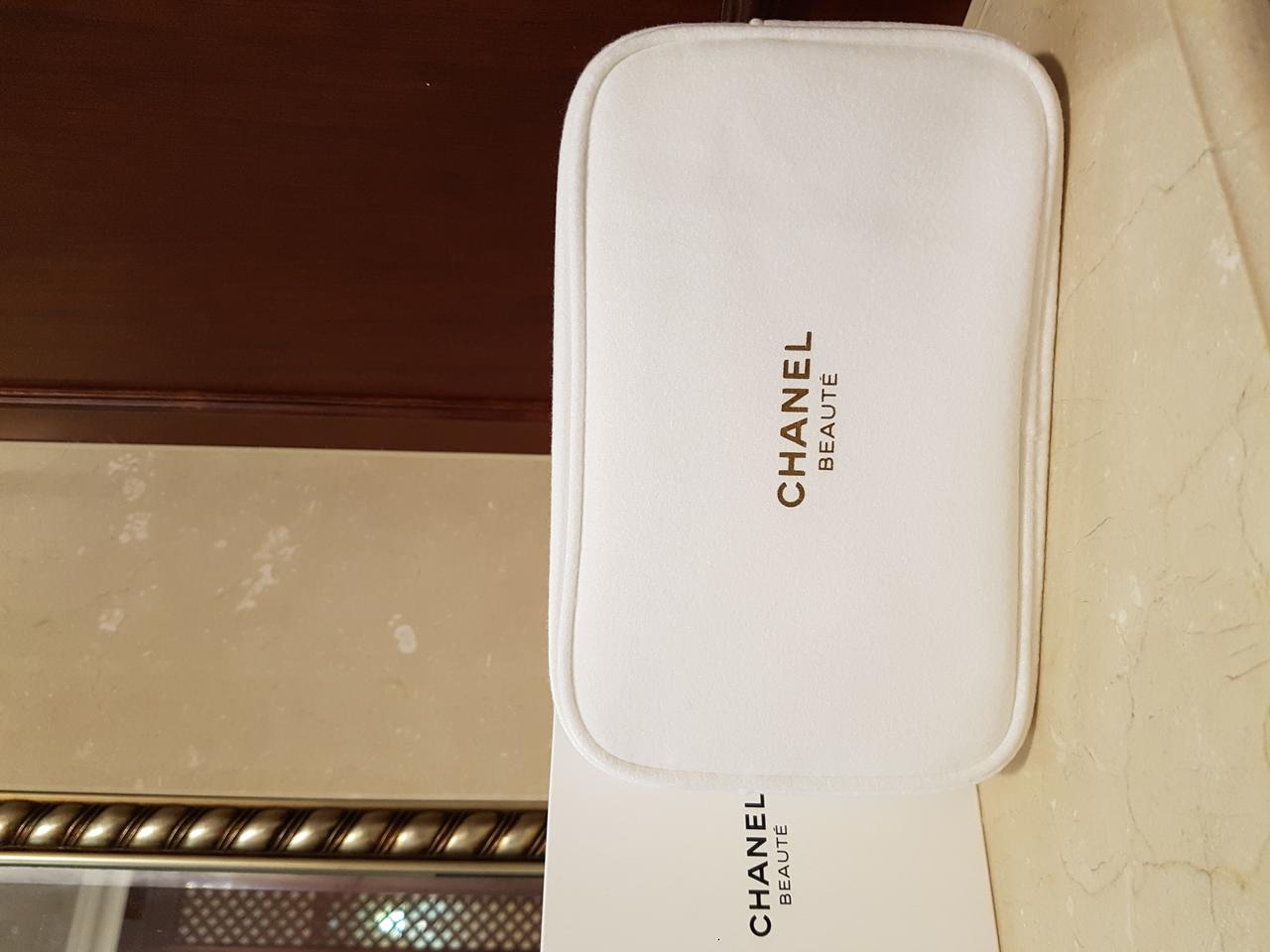 (정품) 샤넬 코스메틱 홀리데이 화이트 파우치