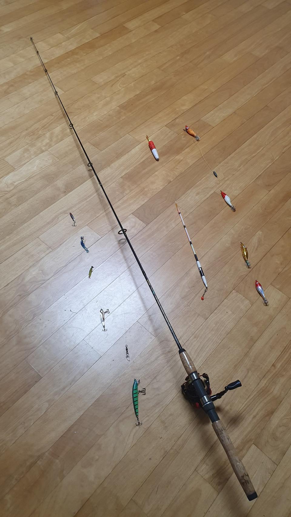 루어 낚시대 + 낚시릴 + 루어/에기 세트+각종찌를 함께판매합니다^^