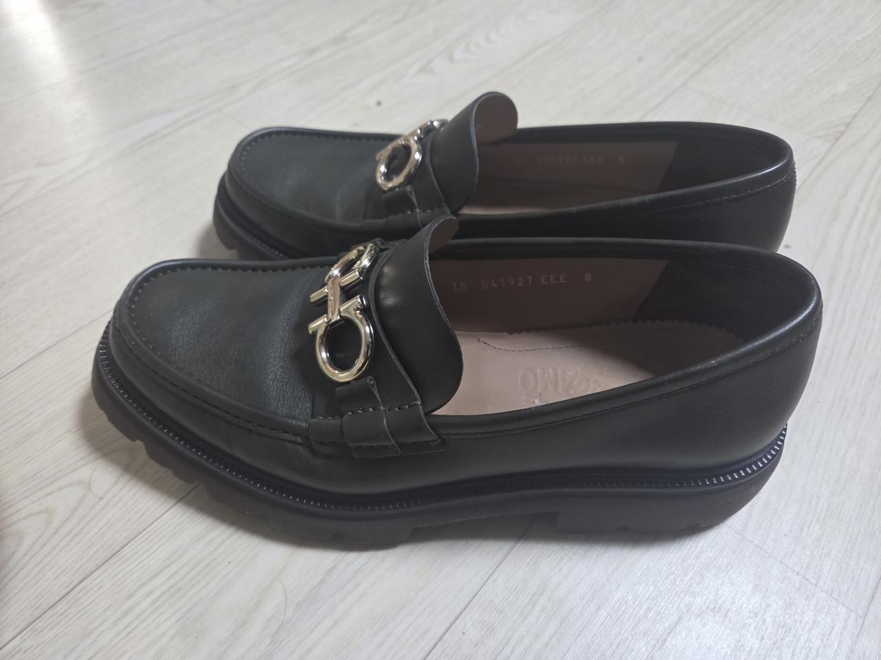 페레가모 로퍼구두예요.