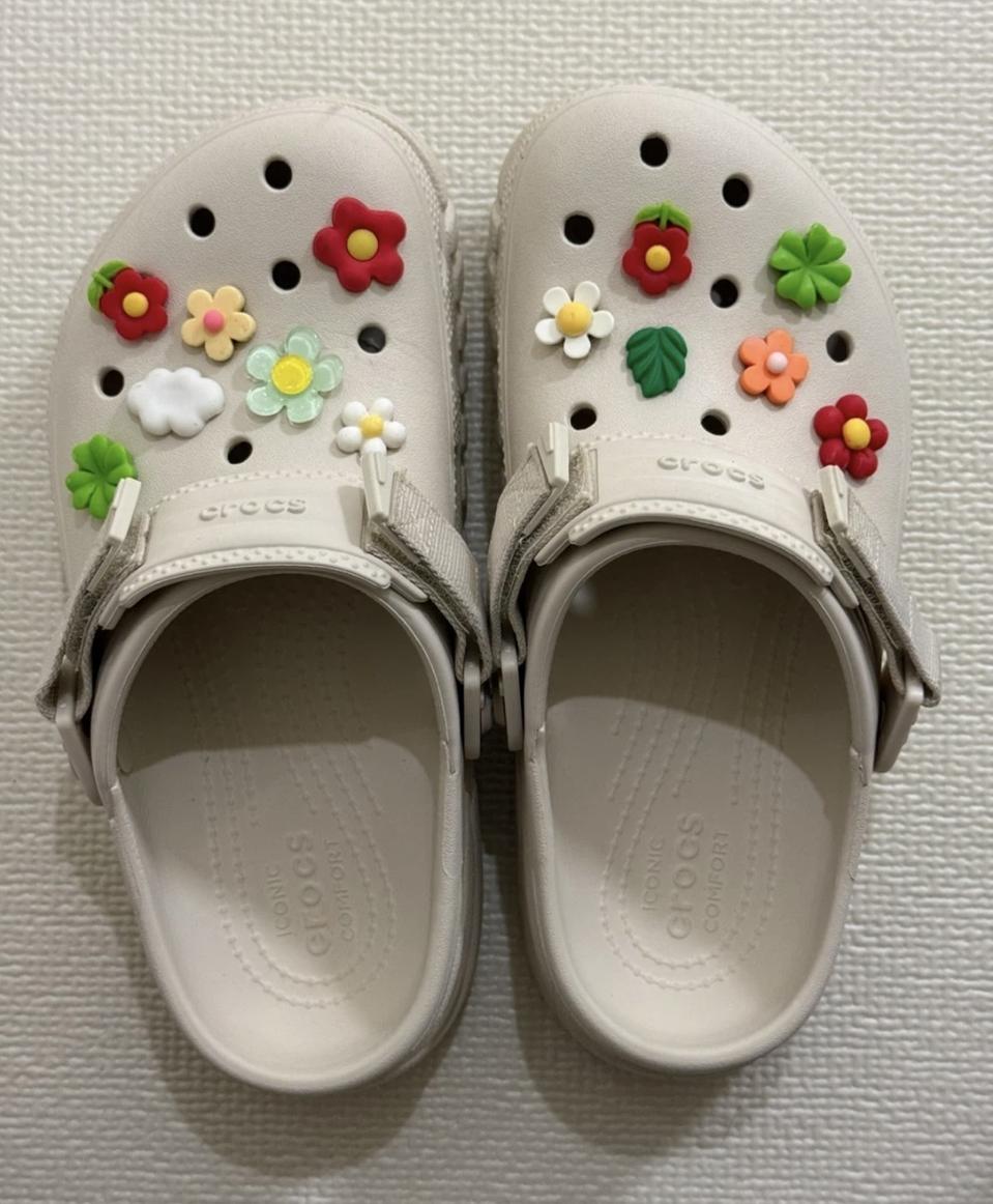 크록스 샌들 베이지 꽃 지비츠