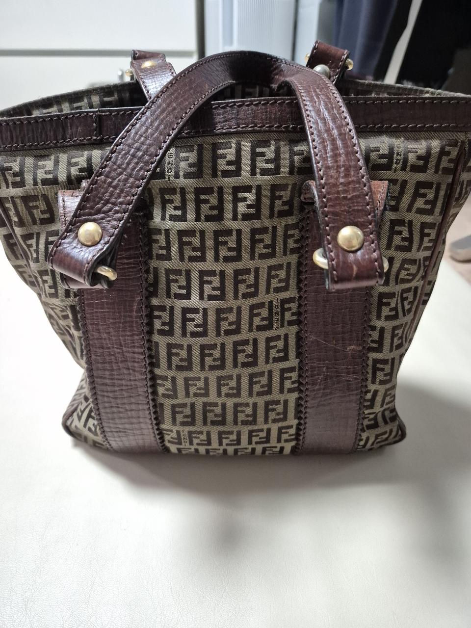 펜디 주카 FF 로고 토트백입니다!