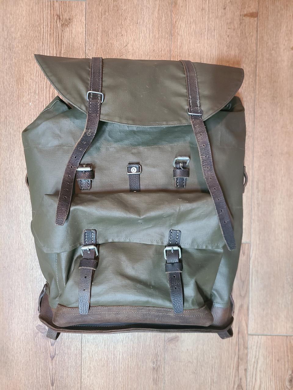 스위스군 고무 코팅 가죽 배낭