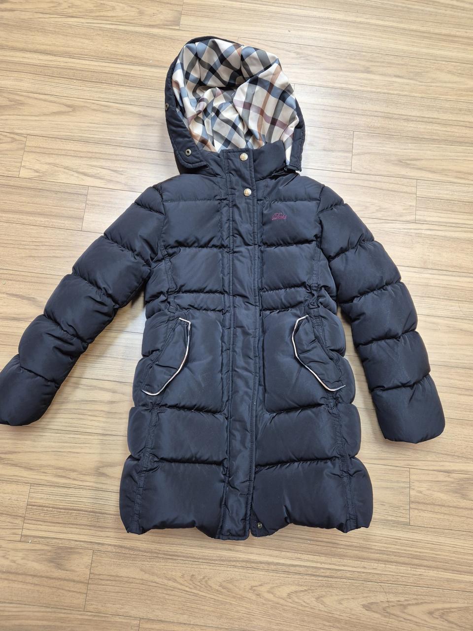 닥스 키즈 공용 패딩 점퍼 140사이즈입니다. 겉감은 폴리 소재로 되어있
