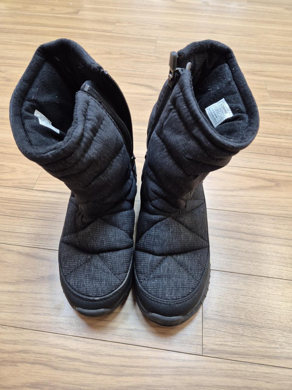 210mm 사이즈 노스페이스 키즈 패딩 부츠 블랙 색상입니다. 옆에 지퍼