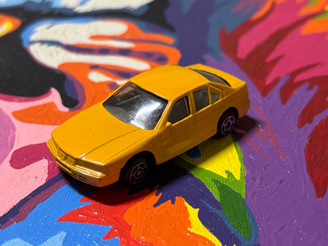 옐로우 머스타드 세단 카 다이캐스트 인테리어 소품 미니카