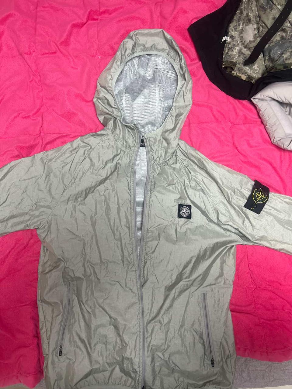 스톤아일랜드 나일론 바람막이 L사이즈 정품입니다.