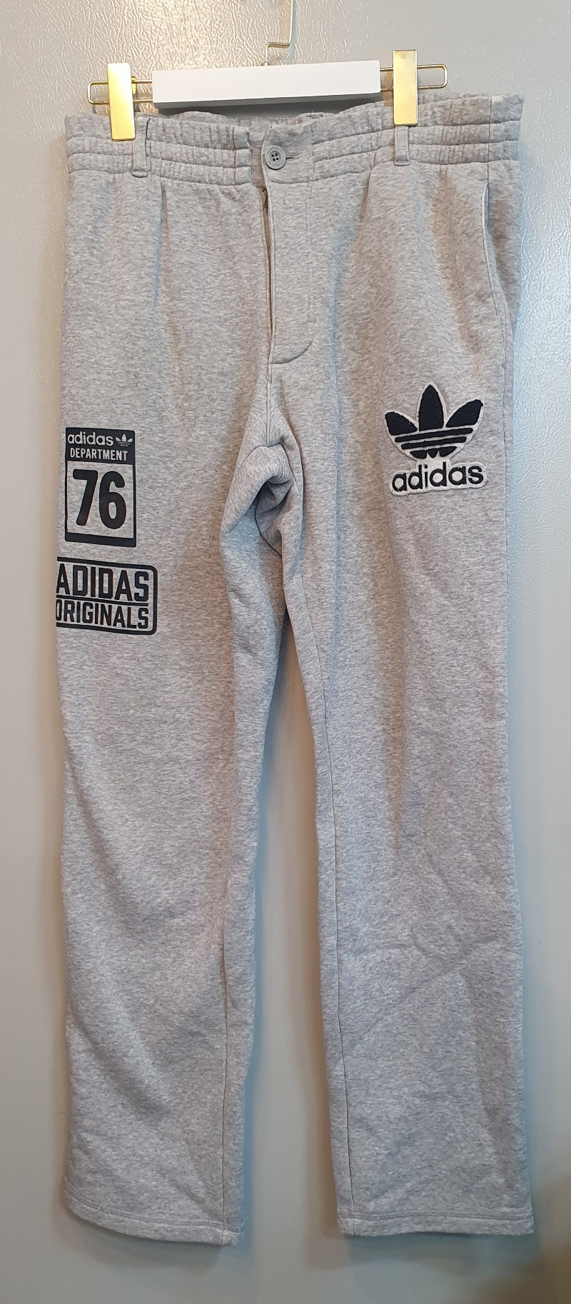 기모 안감으로 따뜻한 아디다스 트레이닝 바지입니다. 평소에 편하게 입기