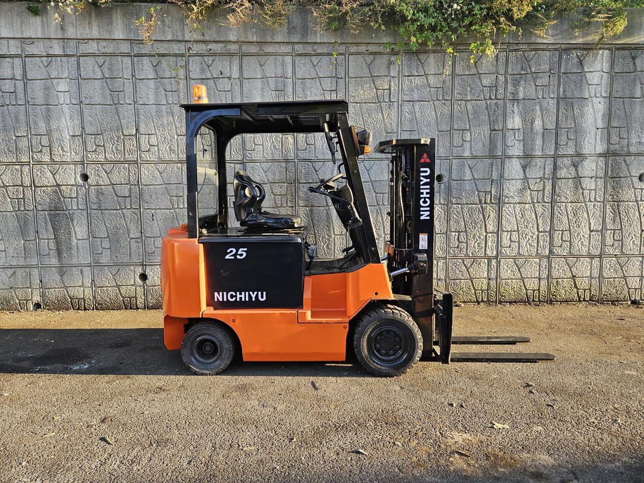중고지게차 니찌유 전동 2.5톤 좌식 3단 지게차
