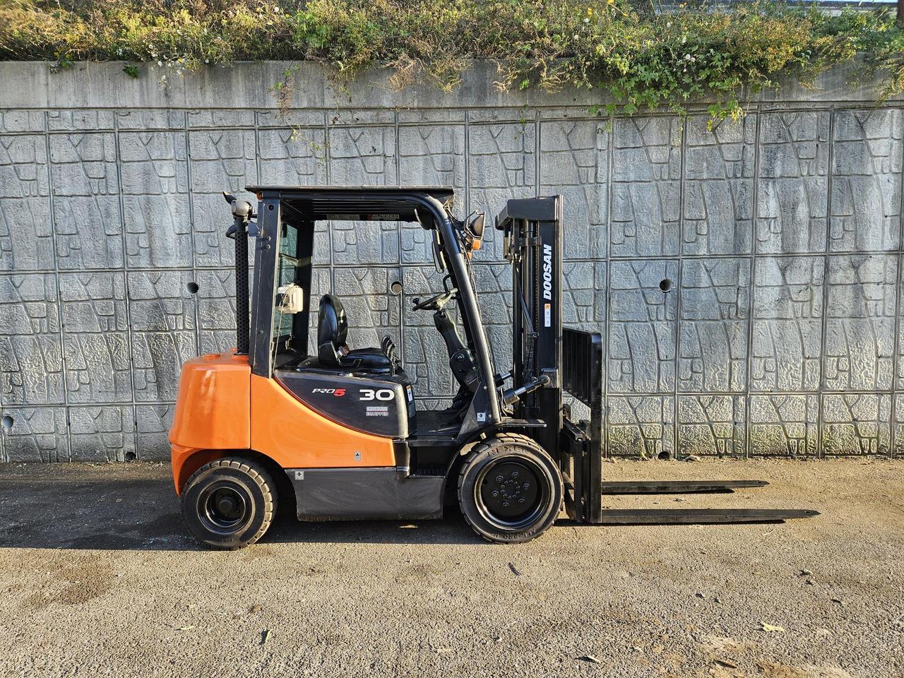 중고지게차 두산 D30S-5 디젤 3톤 지게차(사이드쉬프트, 통타이어)