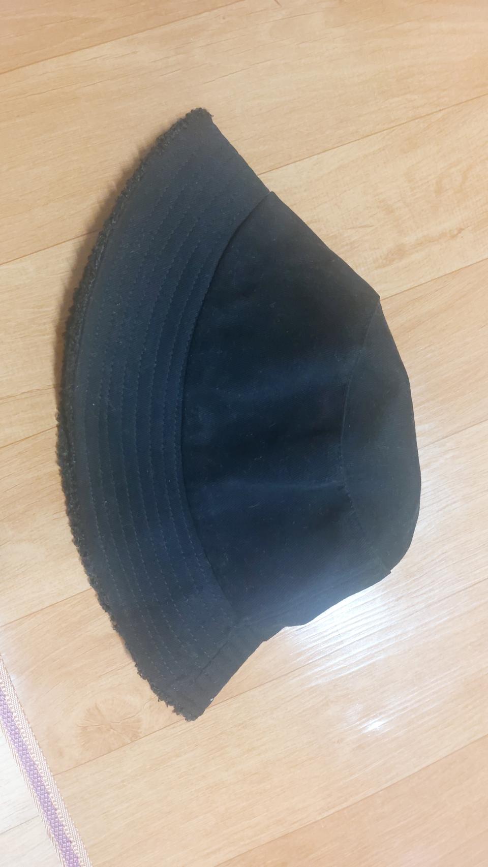 검정 부클레 소재 털모자. 가을겨울용. 거의새것