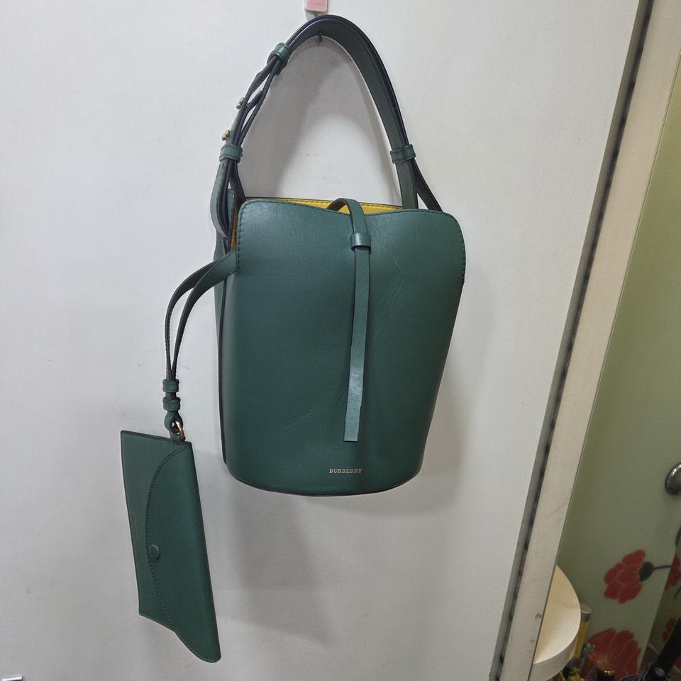 버버리 그린 레더 버킷백