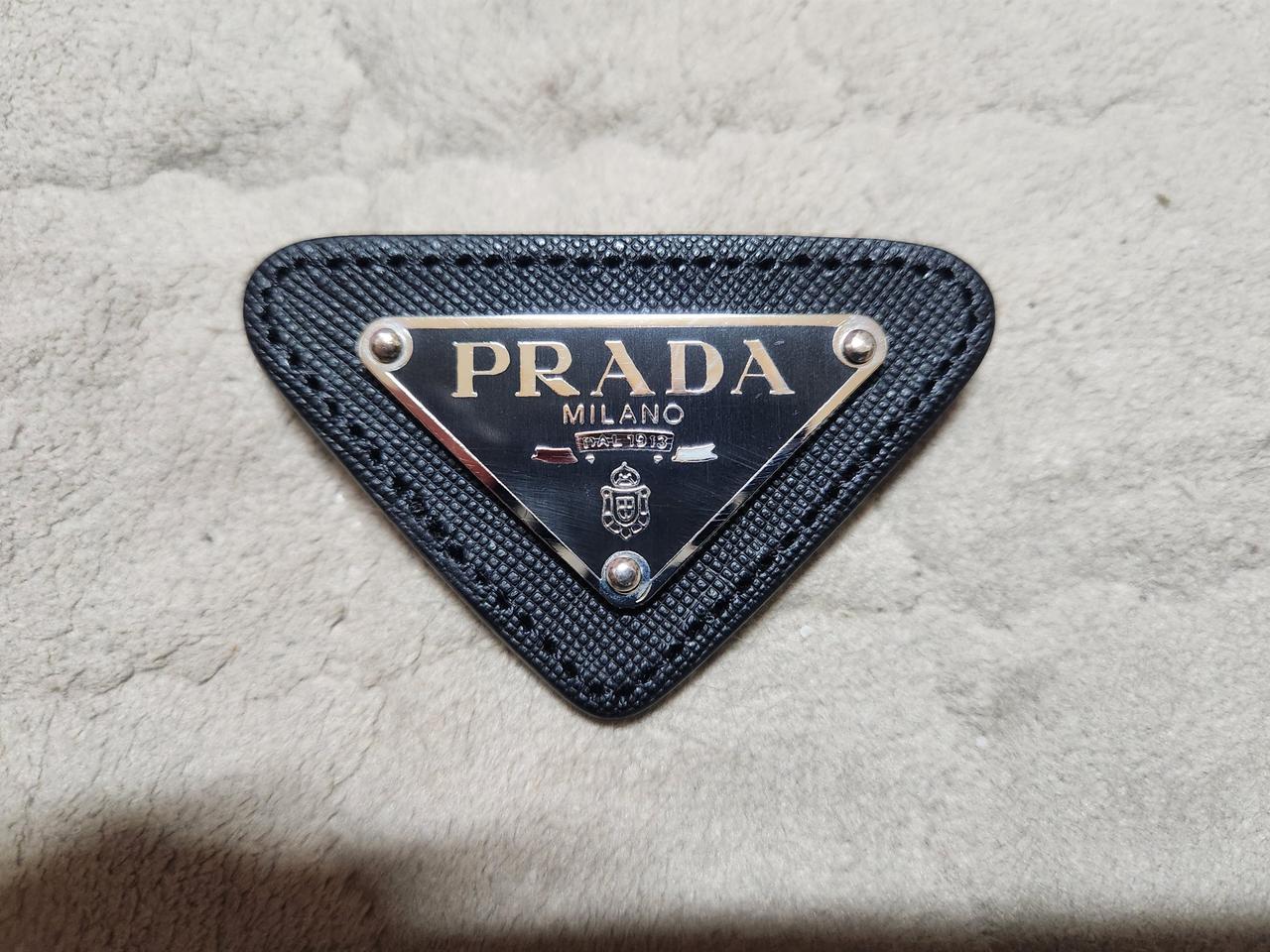 프라다 브로치