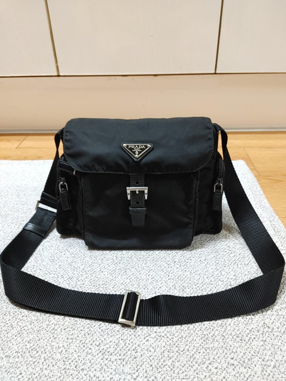 정품 프라다 테수토 나일론 바이커 모터백 크로스백