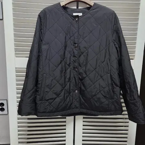 지센 퀼팅 라운드넥 자켓