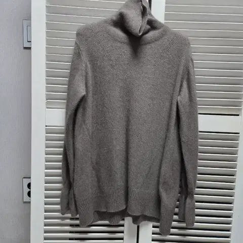 SJ WANI 폭스모 양모 터틀넥니트