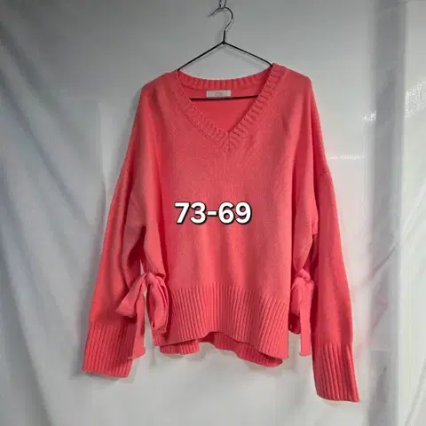 브이넥 양쪽리본 자몽빛 니트 73-69