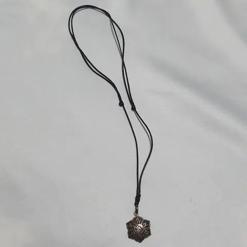 꽃 모양 펜던트 블랙 매듭 목걸이 팔아요 ~